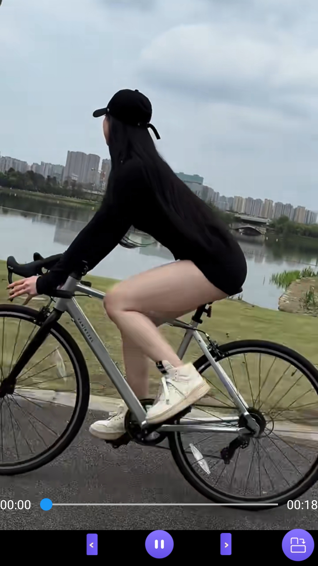 女王足交吐奶视频截图